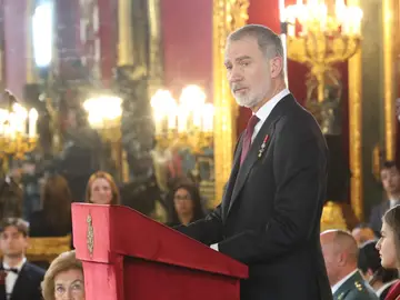 Sus majestades los reyes Don Felipe VI, junto a Doña Letizia y Sus Altezas Reales la Princesa de Asturias y la Sus majestades los reyes Don Felipe VI, junto a Doña Letizia y Sus Altezas Reales la Princesa de Asturias y la Infanta Doña Sofía, imponen el Collar de la Insigne Orden del Toisón de Oro a Su Majestad la Reina Doña Sofía, por “su dedicación y entrega al servicio de España y de la Corona”. También, han sido condecorados Felipe González, Miguel Herrero y Rodríguez de Miñón y Miquel Roca i Junyent. © Francisco Gomez / Casa Real 21 11 2025