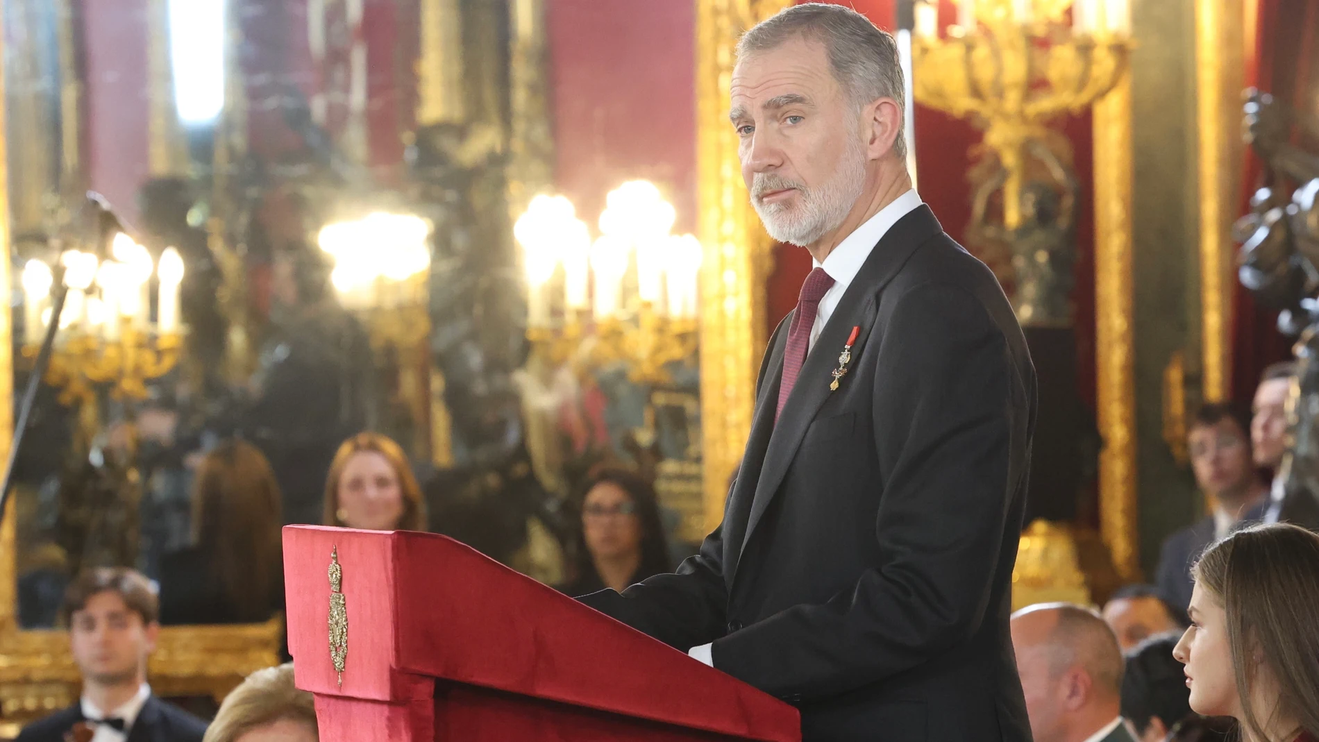 Sus majestades los reyes Don Felipe VI, junto a Doña Letizia y Sus Altezas Reales la Princesa de Asturias y la Infanta Doña Sofía, imponen el Collar de la Insigne Orden del Toisón de Oro a Su Majestad la Reina Doña Sofía, por “su dedicación y entrega al servicio de España y de la Corona”. También, han sido condecorados Felipe González, Miguel Herrero y Rodríguez de Miñón y Miquel Roca i Junyent. © Francisco Gomez / Casa Real 21 11 2025