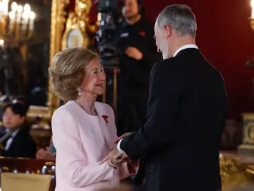 Acto central de conmemoración del 50 aniversario de la restauración de la monarquía MADRID, 21/11/2025.- El rey Felipe impone el Toisón de Oro a su madre la reina Sofía, durante el acto de conmemoración del 50 aniversario de restauración de la monarquía, este viernes en el palacio Real en Madrid. La reina Sofía, el expresidente del Gobierno Felipe González y los padres de la Constitución Miquel Roca y Miguel Herrero reciben este viernes de manos del rey Felipe VI el Toisón de Oro, la más alta distinción que concede la Casa Real española y cuya historia se remonta a casi 600 ...