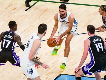 Santi Aldama, en el partido de los Memphis Grizzlies ante Sacramento Kings AME1023. MEMPHIS (ESTADOS UNIDOS), 20/11/2025.- Santi Aldama (c) de Memphis controla un balón este jueves, en un partido de la NBA entre Memphis Grizzlies y Sacramento Kings en el FedEx Forum, en Memphis (Estados Unidos). EFE/ Matthew A. Smith