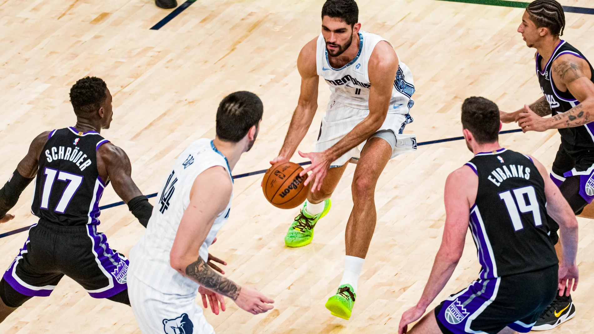 AME1023. MEMPHIS (ESTADOS UNIDOS), 20/11/2025.- Santi Aldama (c) de Memphis controla un balón este jueves, en un partido de la NBA entre Memphis Grizzlies y Sacramento Kings en el FedEx Forum, en Memphis (Estados Unidos). EFE/ Matthew A. Smith