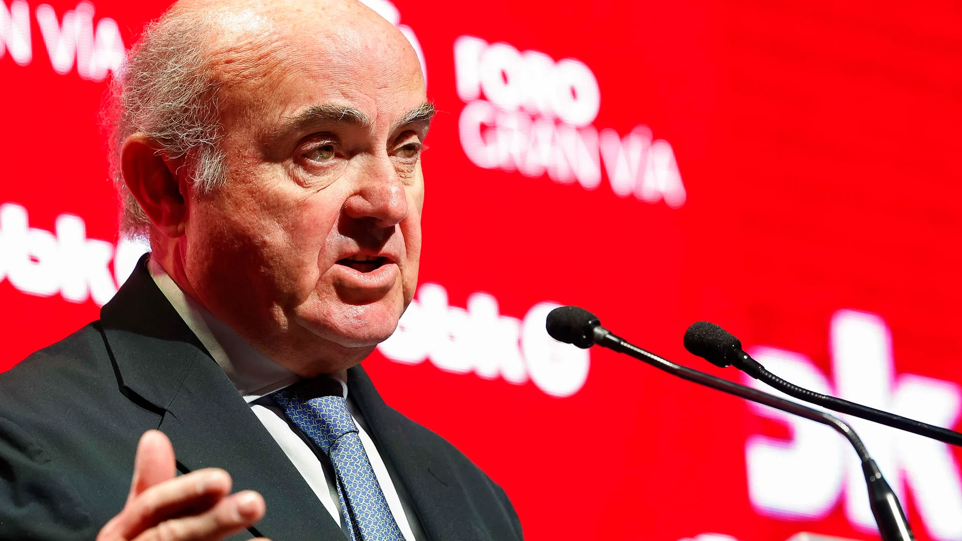 BILBAO, 21/11/2025.- El vicepresidente del Banco Central Europeo, Luis de Guindos, ha protagonizado este viernes en Bilbao el primer encuentro del Foro Gran Vía, en el que ha compartido su visión sobre los retos y oportunidades de la economía europea. EFE/ Miguel Toña