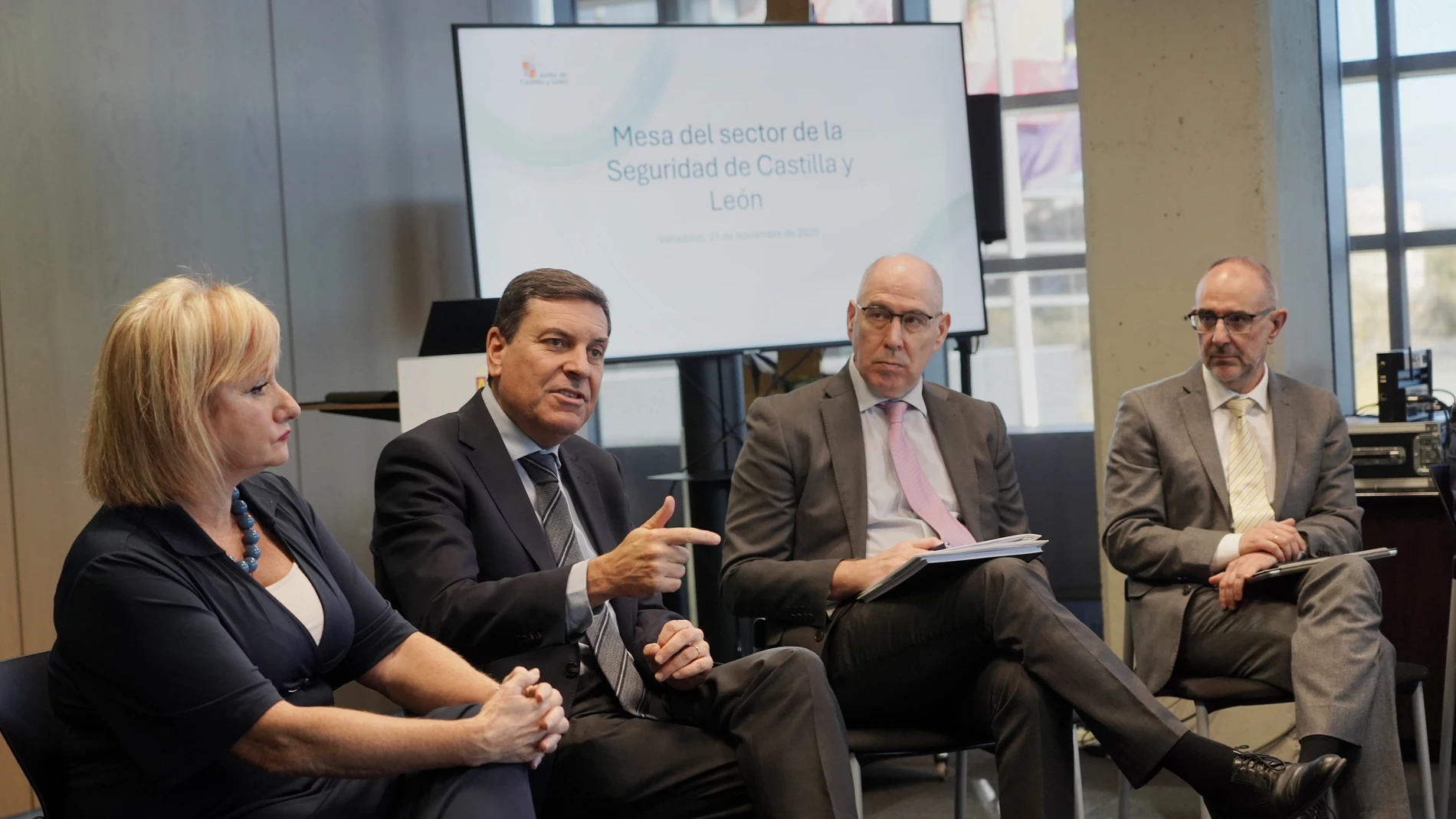 El consejero Carlos Fernández Carriedo interviene en la Mesa de la Seguridad y la Defensa
