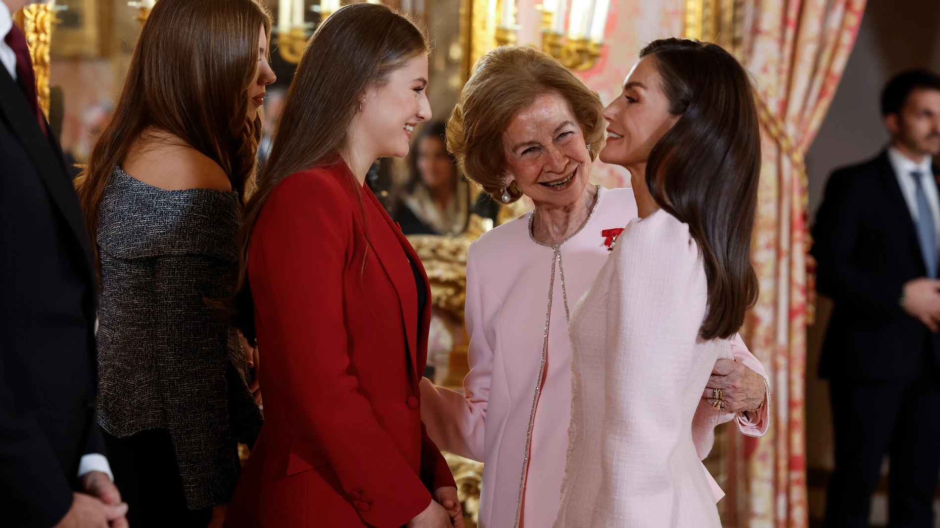 MADRID, 21/11/2025.- La reina emérita, Sofía (2d), la reina Letizia (d), la princesa Leonor (2i) y la infanta Sofía (i) conversan durante el acto central de conmemoración del 50 aniversario de restauración de la monarquía, este viernes en el palacio Real en Madrid. La reina Sofía, el expresidente del Gobierno Felipe González y los padres de la Constitución Miquel Roca y Miguel Herrero han recibido este viernes de manos del rey Felipe VI el Toisón de Oro, la más alta distinción que concede la ...