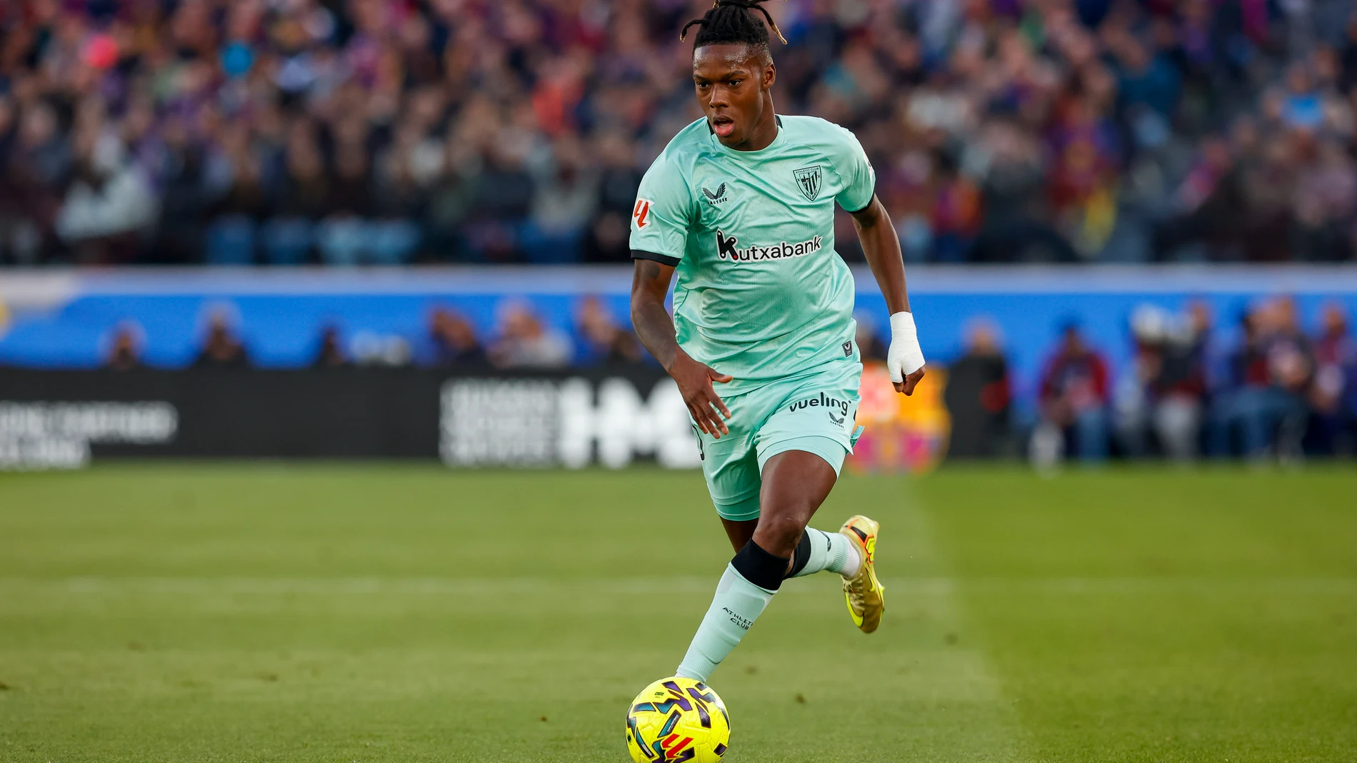 BARCELONA , 22/11/2025.- El delantero del Athletic Club Nico Williams durante el partido de LaLiga entre el Barcelona y el Athletic Club, este sábado en el Camp Nou. EFE/ Quique García