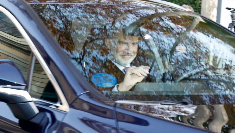 La Familia Real abandona el Palacio de El Pardo tras el almuerzo celebrado por el 50 aniversario por la monarquía