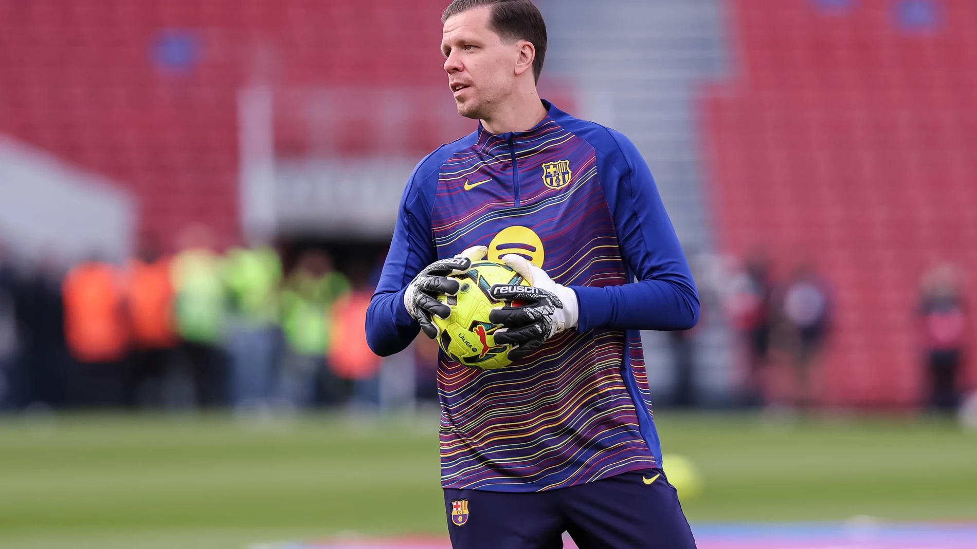 Wojciech Szczesny of FC Barcelona warms up during the Spanish league, La Liga EA Sports, football match played between FC Barcelona and Athletic Club at Spotify Camp Nou stadium on November 22, 2025 in Barcelona, Spain. AFP7 22/11/2025 ONLY FOR USE IN SPAIN
