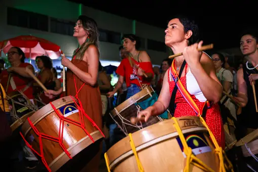Una vigilia para liberar a Bolsonaro y una batucada para celebrar su detención Una vigilia para liberar a Bolsonaro y una batucada para celebrar su detención