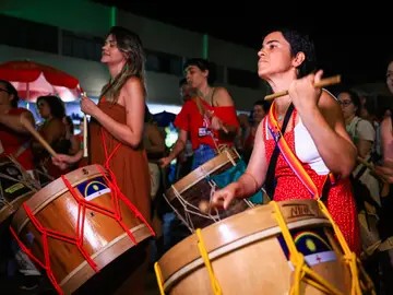 Bolsonaro confiesa que usó un soldador para manipular su tobillera electrónica AME1678. BRASILIA (BRASIL), 22/11/2025.- Personas celebran en las calles la detención del expresidente Jair Bolsonaro este sábado, en Brasilia (Brasil). Bolsonaro detenido preventivamente, admitió ante las autoridades haber usado un soldador para manipular la tobillera electrónica que monitoreaba sus movimientos, según un video divulgado por la Corte Suprema. EFE/ Vinicius Santa Rosa