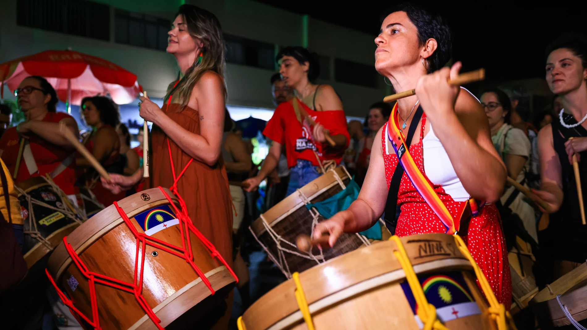 AME1678. BRASILIA (BRASIL), 22/11/2025.- Personas celebran en las calles la detención del expresidente Jair Bolsonaro este sábado, en Brasilia (Brasil). Bolsonaro detenido preventivamente, admitió ante las autoridades haber usado un soldador para manipular la tobillera electrónica que monitoreaba sus movimientos, según un video divulgado por la Corte Suprema. EFE/ Vinicius Santa Rosa