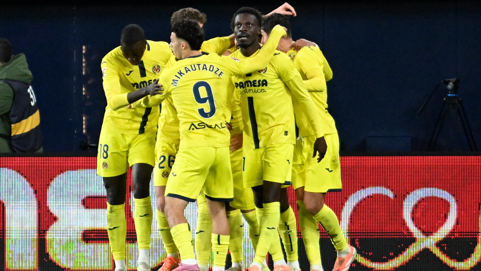 VILLARREAL, 22/11/2025.- Los jugadores del Villarreal celebran tras anotar en el partido de la jornada 13 de LaLiga que Villarreal CF y RCD Mallorca disputan este sábado en el estadio de La Cerámica. EFE/ Andreu Esteban