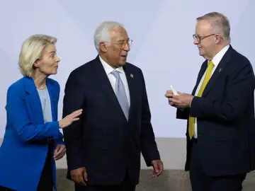 G20 Leaders' Summit in South Africa Johannesburg (South Africa), 22/11/2025.- European Commission President Ursula von der Leyen talks with European Council President Antonio Costa (C) and Australia's Prime Minister Anthony Albanese during a family photo op, on the first day of the G20 Leaders' Summit at the Nasrec Expo Centre in Johannesburg, South Africa, 22 November 2025. World leaders are gathering in South Africa, the host of this year's G20 Leaders' Summit on 22 and 23 November 2025, to discuss the global economy, develop...