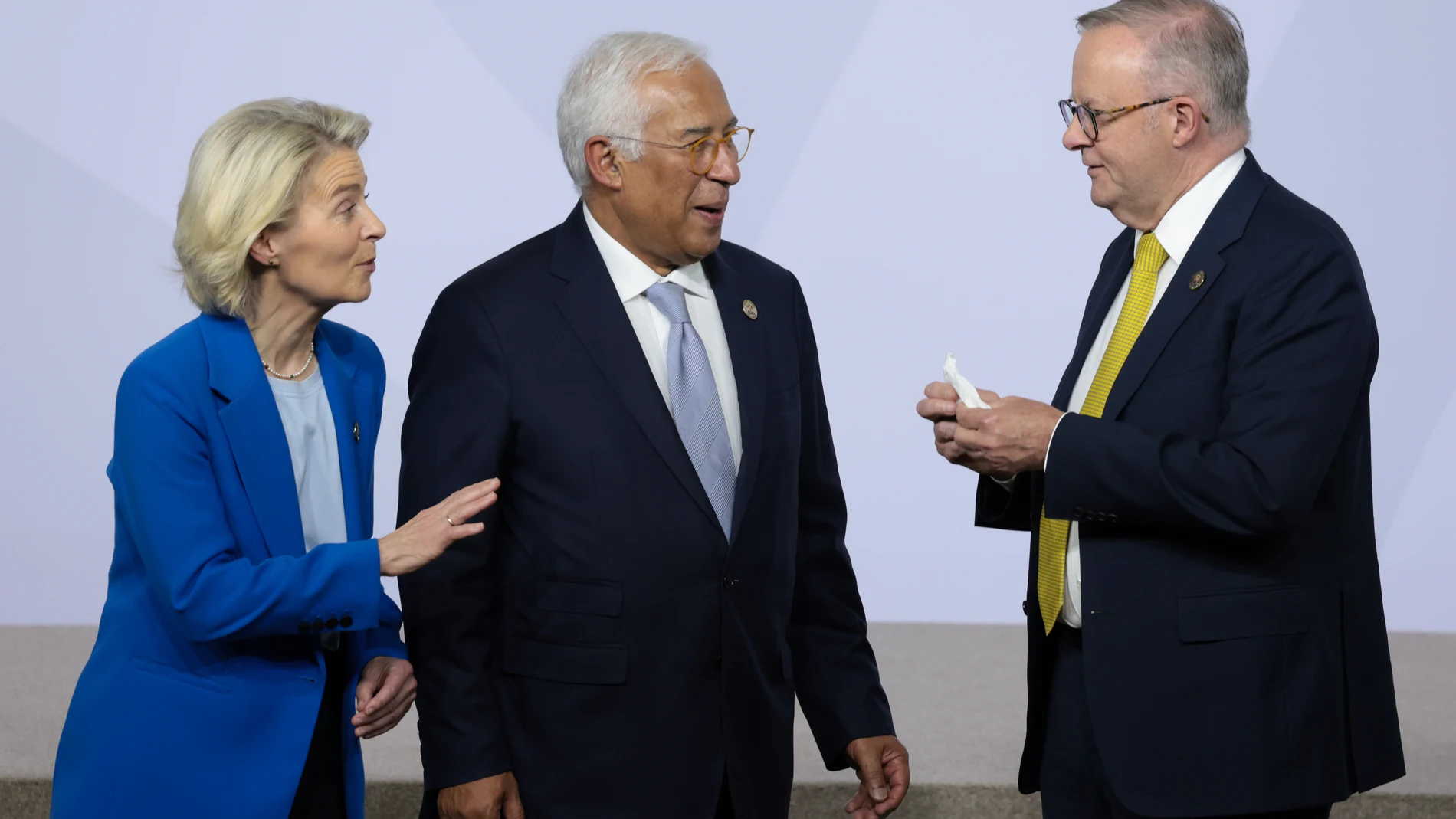 Johannesburg (South Africa), 22/11/2025.- European Commission President Ursula von der Leyen talks with European Council President Antonio Costa (C) and Australia's Prime Minister Anthony Albanese during a family photo op, on the first day of the G20 Leaders' Summit at the Nasrec Expo Centre in Johannesburg, South Africa, 22 November 2025. World leaders are gathering in South Africa, the host of this year's G20 Leaders' Summit on 22 and 23 November 2025, to discuss the global economy, develop...