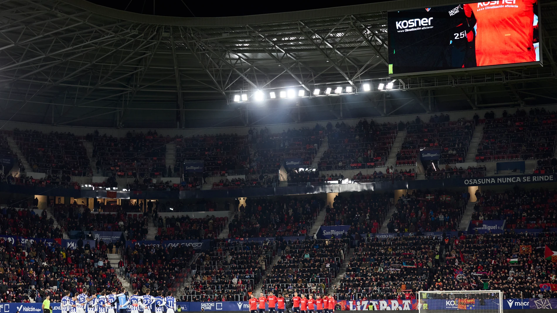 Players of Real Sociedad and of CA Osasuna pays a tribute during the LaLiga EA Sports match between CA Osasuna and Real Sociedad at El Sadar on November 22, 2025, in Pamplona, Spain. AFP7 22/11/2025 ONLY FOR USE IN SPAIN