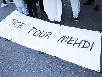 Silent march in Marseille for murdred brother of anti-drugs activist Marseille (France), 22/11/2025.- A banner reading “Justice for Mehdi” is held during a silent march in memory of Mehdi Kessaci, the brother of anti-drug trafficking activist Amine Kessaci, in Marseille, France, 22 November 2025. Mehdi Kessaci, 20, was shot dead on 13 November 2025. Amine Kessaci is a prominent local campaigner against drug trafficking in Marseille’s northern neighbourhoods. Another brother, Brahim Kessaci, was found dead in a car in 2020. (Francia, Marsella) EFE/EPA/SEBASTIEN...