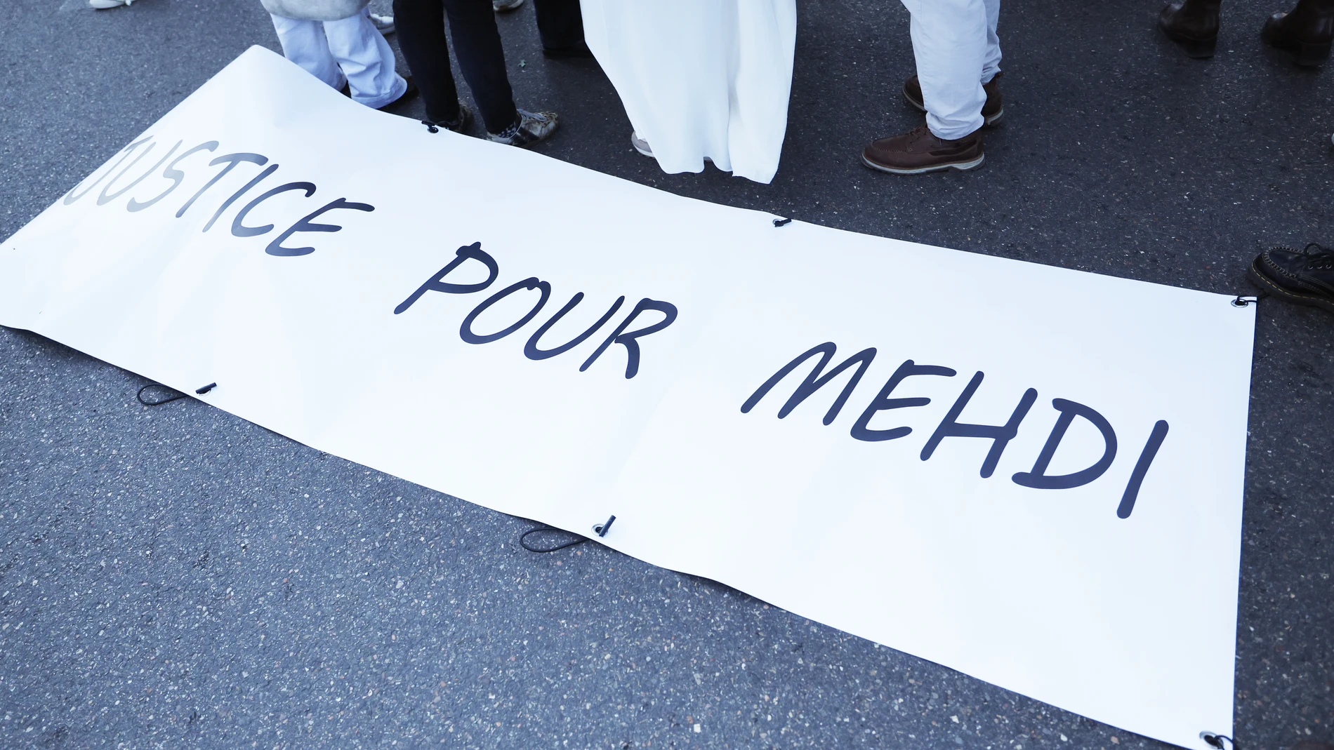 Marseille (France), 22/11/2025.- A banner reading “Justice for Mehdi” is held during a silent march in memory of Mehdi Kessaci, the brother of anti-drug trafficking activist Amine Kessaci, in Marseille, France, 22 November 2025. Mehdi Kessaci, 20, was shot dead on 13 November 2025. Amine Kessaci is a prominent local campaigner against drug trafficking in Marseille’s northern neighbourhoods. Another brother, Brahim Kessaci, was found dead in a car in 2020. (Francia, Marsella) EFE/EPA/SEBASTIEN...