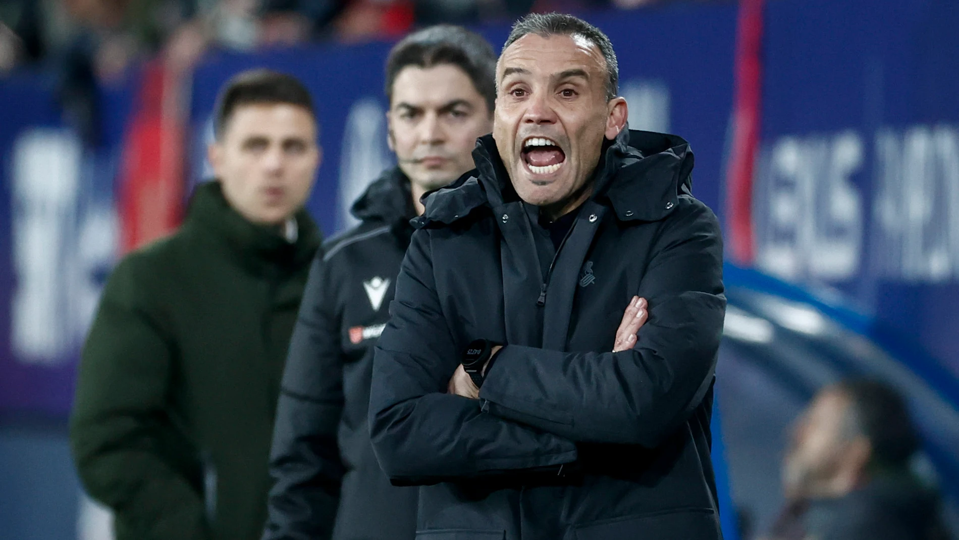 PAMPLONA, 22/11/2025.- El entrenador de la Real Sociedad, Sergio Francisco, da instrucciones durante el partido de LaLiga entre el Osasuna y la Real Sociedad, este sábado en el Sadar. EFE/Jesús Diges