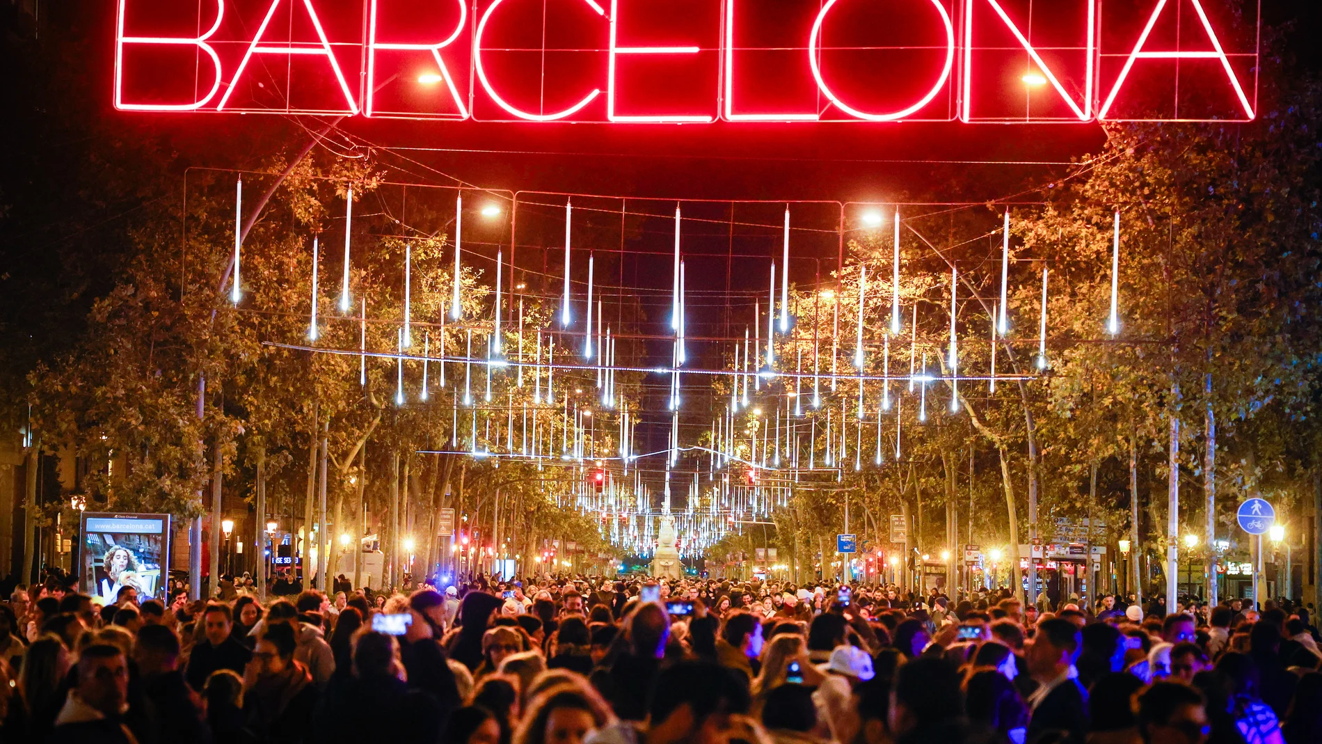 Cientos de personas durante el encendido de las luces de Navidad de Barcelona, a 22 de noviembre de 2025, en Barcelona, Catalunya (España). Este año, el Ayuntamiento de Barcelona ha aumentado un 15% el presupuesto destinado a la iluminación de Navidad, que alcanza los 3,8 millones de euros. Además, la capital catalana suma 16 kilómetros de alumbrado adicionales, alcanzando un total de 126 kilómetros de luces. 22 NOVIEMBRE 2025;LUCES;ENCENDIDO;NAVIDAD;INAUGURACIÓN;DECORACIÓN;DECORACIÓN NAVIDE...