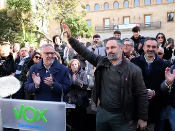 El presidente de Vox, Santiago Abascal, ofrece un mitin en la plaza de Los Bandos de Salamanca, junto a Carlos Pollán y David Hierro El presidente de Vox, Santiago Abascal, ofrece un mitin en la plaza de Los Bandos de Salamanca, junto a Carlos Pollán y David Hierro