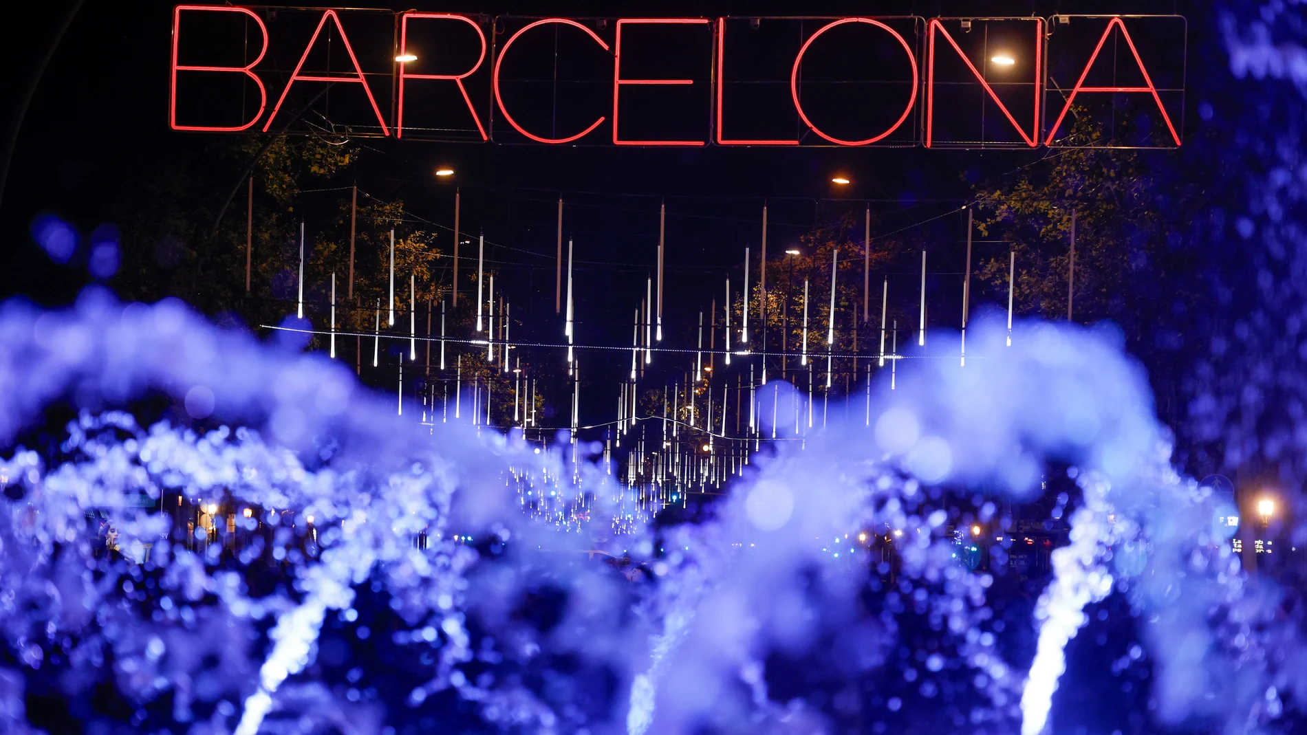 Cientos de personas durante el encendido de las luces de Navidad de Barcelona, a 22 de noviembre de 2025, en Barcelona, Catalunya (España). Este año, el Ayuntamiento de Barcelona ha aumentado un 15% el presupuesto destinado a la iluminación de Navidad, que alcanza los 3,8 millones de euros. Además, la capital catalana suma 16 kilómetros de alumbrado adicionales, alcanzando un total de 126 kilómetros de luces. 22 NOVIEMBRE 2025;LUCES;ENCENDIDO;NAVIDAD;INAUGURACIÓN;DECORACIÓN;DECORACIÓN NAVIDE...