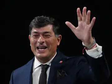 Chile Election Power Broker FILE - Chilean presidential candidate Franco Parisi waves upon arriving to take part in a presidential debate, in Santiago, Chile, Sept. 10, 2025. (AP Photo/Esteban Felix)