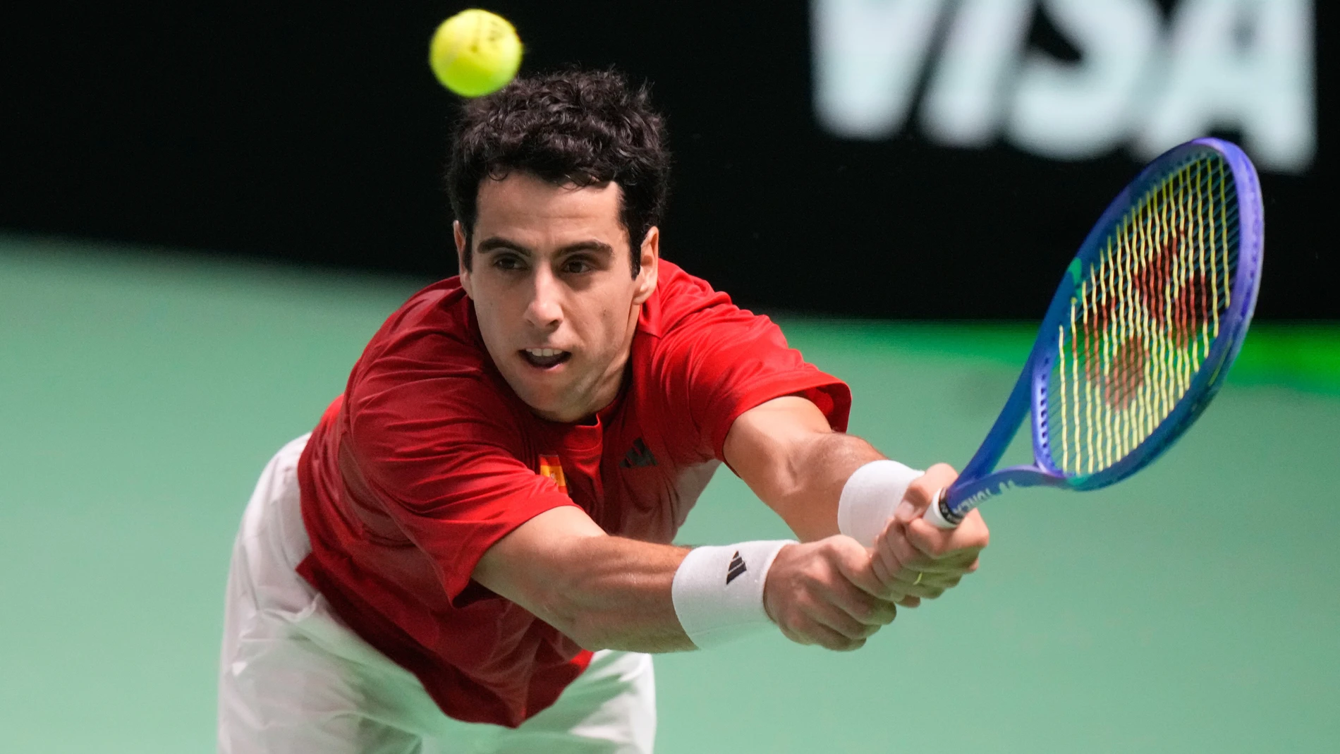Jaume Munar devuelve desde el fondo de la pista una bola de Zverev