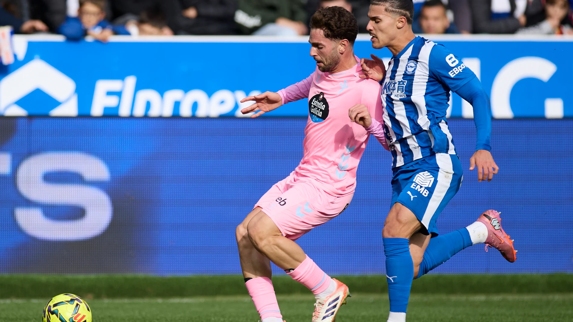 Javi Rueda of RC Celta de Vigo competes for the ball with Youssef Enriquez of Deportivo Alaves during the LaLiga EA Sports match between Deportivo Alaves and RC Celta de Vigo at Mendizorrotza on November 22, 2025, in Vitoria, Spain. AFP7 22/11/2025 ONLY FOR USE IN SPAIN