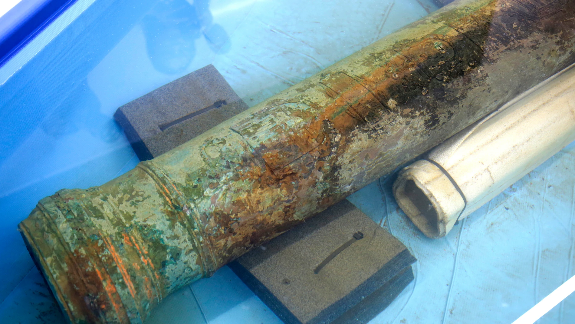 AME1601. CARTAGENA DE INDIAS (COLOMBIA), 22/11/2025.- Fotografía de un cañón que la Armada Nacional de Colombia recuperó del naufragio del galeón San José que yace en el fondo marino en un punto cercano a Cartagena de Indias (Colombia). EFE/ Ricardo Maldonado Rozo