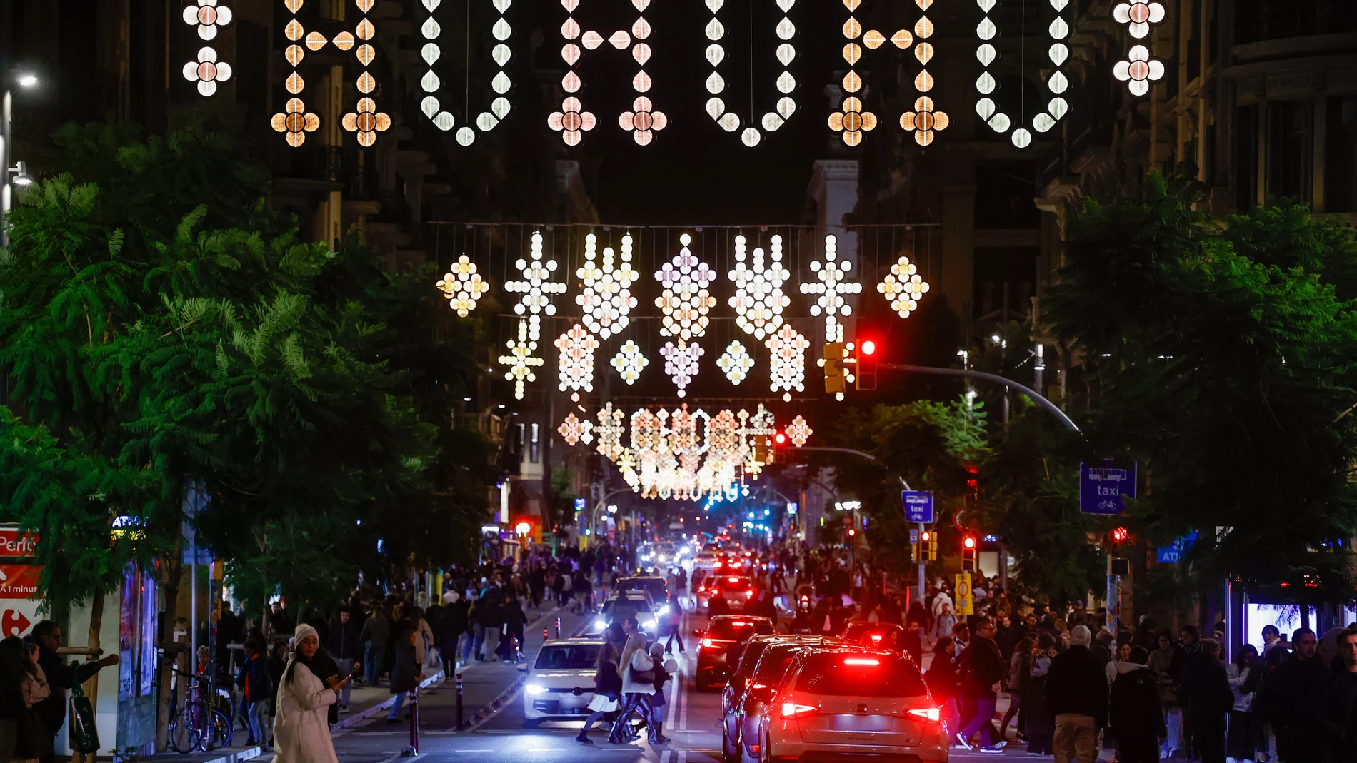 Encendido de las luces de Navidad de Barcelona, a 22 de noviembre de 2025, en Barcelona, Catalunya (España). Este año, el Ayuntamiento de Barcelona ha aumentado un 15% el presupuesto destinado a la iluminación de Navidad, que alcanza los 3,8 millones de euros. Además, la capital catalana suma 16 kilómetros de alumbrado adicionales, alcanzando un total de 126 kilómetros de luces. 22 NOVIEMBRE 2025;LUCES;ENCENDIDO;NAVIDAD;INAUGURACIÓN;DECORACIÓN;DECORACIÓN NAVIDEÑA;;PIXELADA Kike Rincón / Eur...