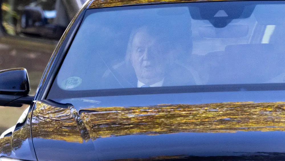 El Rey Juan Carlos aterriza en Madrid ante el almuerzo familiar en El Pardo