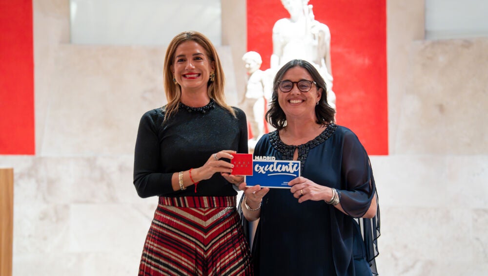 Cristina del Río Villegas, directora de Music Box Learning, recibe el Sello Madrid Excelente de manos de Elena Mantilla