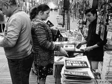 Transeúntes compran la prensa en un kiosco de Las Ramblas para informarse en los periódicos de la noticia de la muerte de Francisco Franco el día anterior. TRANSICIÓN ESPAÑOLA;POLÍTICA;PRENSA;COBERTURA MEDIÁTICA DE LA MUERTE DE FRANCO Europa Press 21/11/1975 Transeúntes compran la prensa en un kiosco de Las Ramblas para informarse en los periódicos de la noticia de la muerte de Francisco Franco el día anterior. TRANSICIÓN ESPAÑOLA;POLÍTICA;PRENSA;COBERTURA MEDIÁTICA DE LA MUERTE DE FRANCO Europa Press 21/11/1975