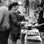 Transeúntes compran la prensa en un kiosco de Las Ramblas para informarse en los periódicos de la noticia de la muerte de Francisco Franco el día anterior. TRANSICIÓN ESPAÑOLA;POLÍTICA;PRENSA;COBERTURA MEDIÁTICA DE LA MUERTE DE FRANCO Europa Press 21/11/1975