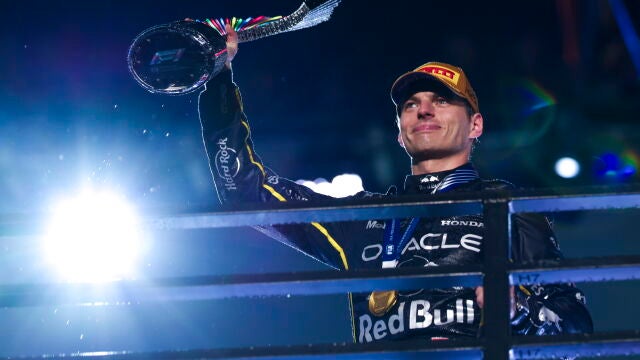 El piloto holandés de Red Bull Racing, Max Verstappen celebra su victoria en el Gran Premio de Fórmula Uno de Las Vegas