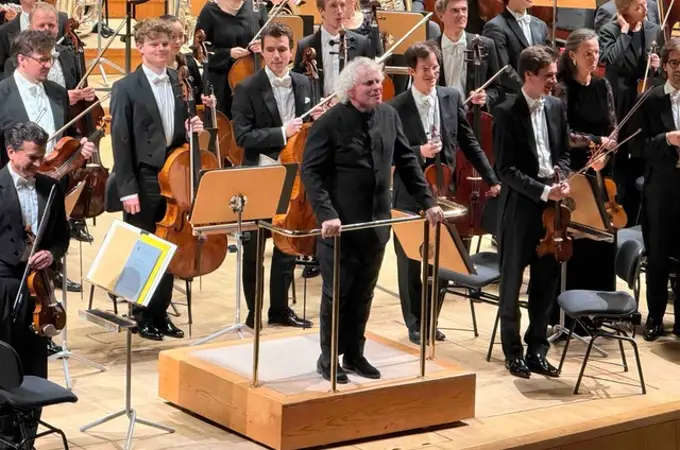 Simon Rattle con la BRSO, entre el cielo de Bruckner y el fuego de Stravinski Simon Rattle con la BRSO, entre el cielo de Bruckner y el fuego de Stravinski