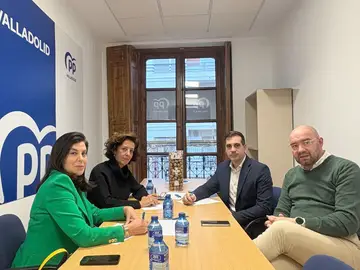 Los populares Mercedes Cantalapiedra, Arenales Serrano y Roberto Martínez, se reúnen con Carlos Perfecto Los populares Mercedes Cantalapiedra, Arenales Serrano y Roberto Martínez, se reúnen con Carlos Perfecto