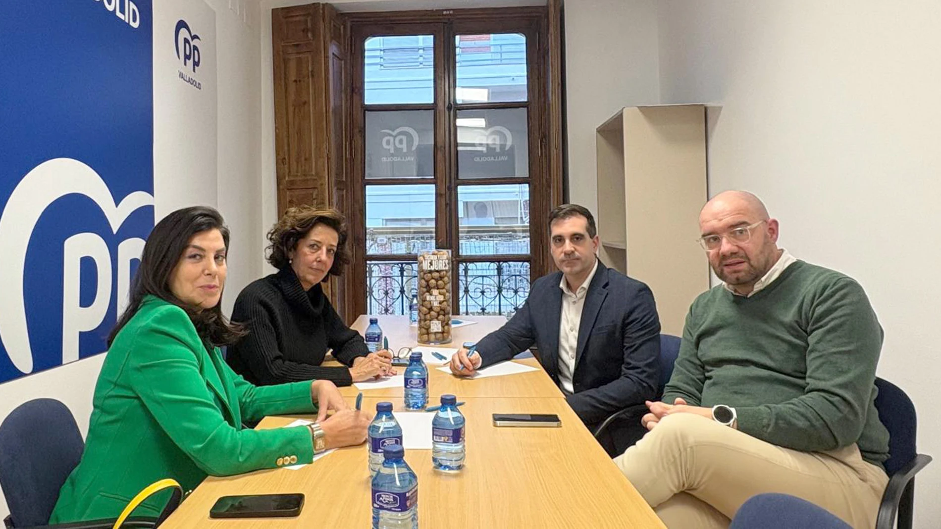 Los populares Mercedes Cantalapiedra, Arenales Serrano y Roberto Martínez, se reúnen con Carlos Perfecto