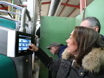 La consejera de Agricultura, Ganadería y Desarrollo Rural, María González Corral, acompañada de Roberto Fernández, uno de los propietarios de la explotación, entre otros, visita una granja de vacuno de leche con un sistema de ordeño único en Castilla y León La consejera de Agricultura, Ganadería y Desarrollo Rural, María González Corral, acompañada de Roberto Fernández, uno de los propietarios de la explotación, entre otros, visita una granja de vacuno de leche con un sistema de ordeño único en Castilla y León