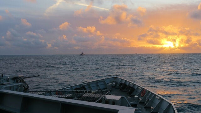 La cubierta del HMS Severn mira hacia la corbeta rusa RFN Stoikiy frente a la costa británica La cubierta del HMS Severn mira hacia la corbeta rusa RFN Stoikiy frente a la costa británica
