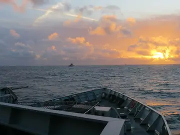 La cubierta del HMS Severn mira hacia la corbeta rusa RFN Stoikiy frente a la costa británica La cubierta del HMS Severn mira hacia la corbeta rusa RFN Stoikiy frente a la costa británica