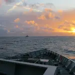 La cubierta del HMS Severn mira hacia la corbeta rusa RFN Stoikiy frente a la costa británica