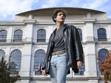 Delacueva: "Para mí, el directo es cien por cien lo más importante" MADRID (ESPAÑA), 23/11/2025.- El músico Manuel De la Cueva 'Delacueva' posa en Madrid para la entrevista concedida a EFE. Nuevo disco, nuevos sonidos y nuevo formato. Manuel de la Cueva, es decir, Delacueva, presentó el 24 de octubre su segundo álbum, No me Llames Artista, un giro musical para el músico zaragozano que, a pesar de todos los cambios, mantiene intacta su apuesta por la actuación en vivo: "Para mí, el directo es cien por cien lo más importante", afirma. EFE/Javier Cebollada