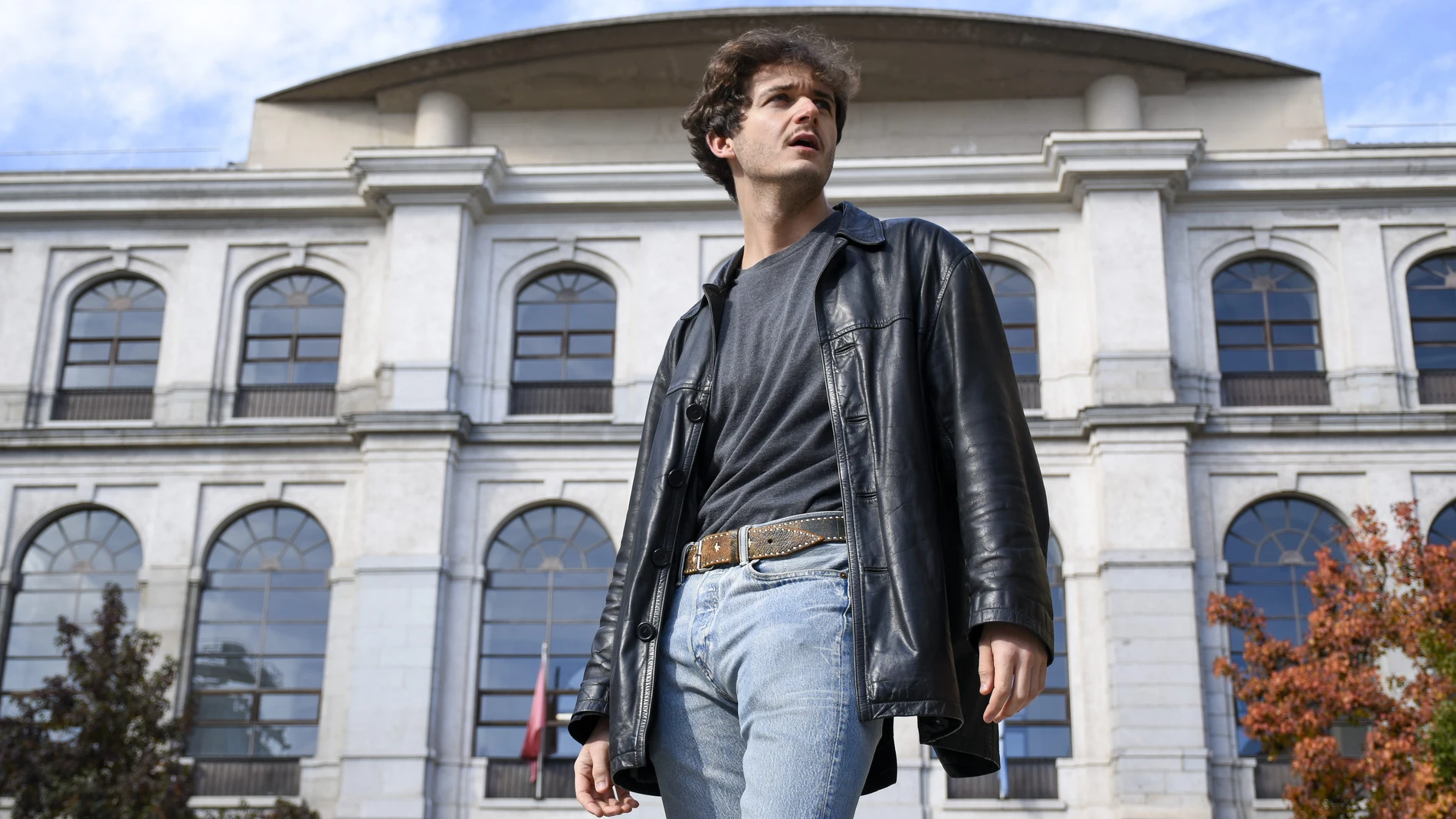 MADRID (ESPAÑA), 23/11/2025.- El músico Manuel De la Cueva 'Delacueva' posa en Madrid para la entrevista concedida a EFE. Nuevo disco, nuevos sonidos y nuevo formato. Manuel de la Cueva, es decir, Delacueva, presentó el 24 de octubre su segundo álbum, No me Llames Artista, un giro musical para el músico zaragozano que, a pesar de todos los cambios, mantiene intacta su apuesta por la actuación en vivo: "Para mí, el directo es cien por cien lo más importante", afirma. EFE/Javier Cebollada