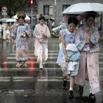 Jóvenes en Pekín vistiendo túnicas superpuestas con zapatillas deportivas