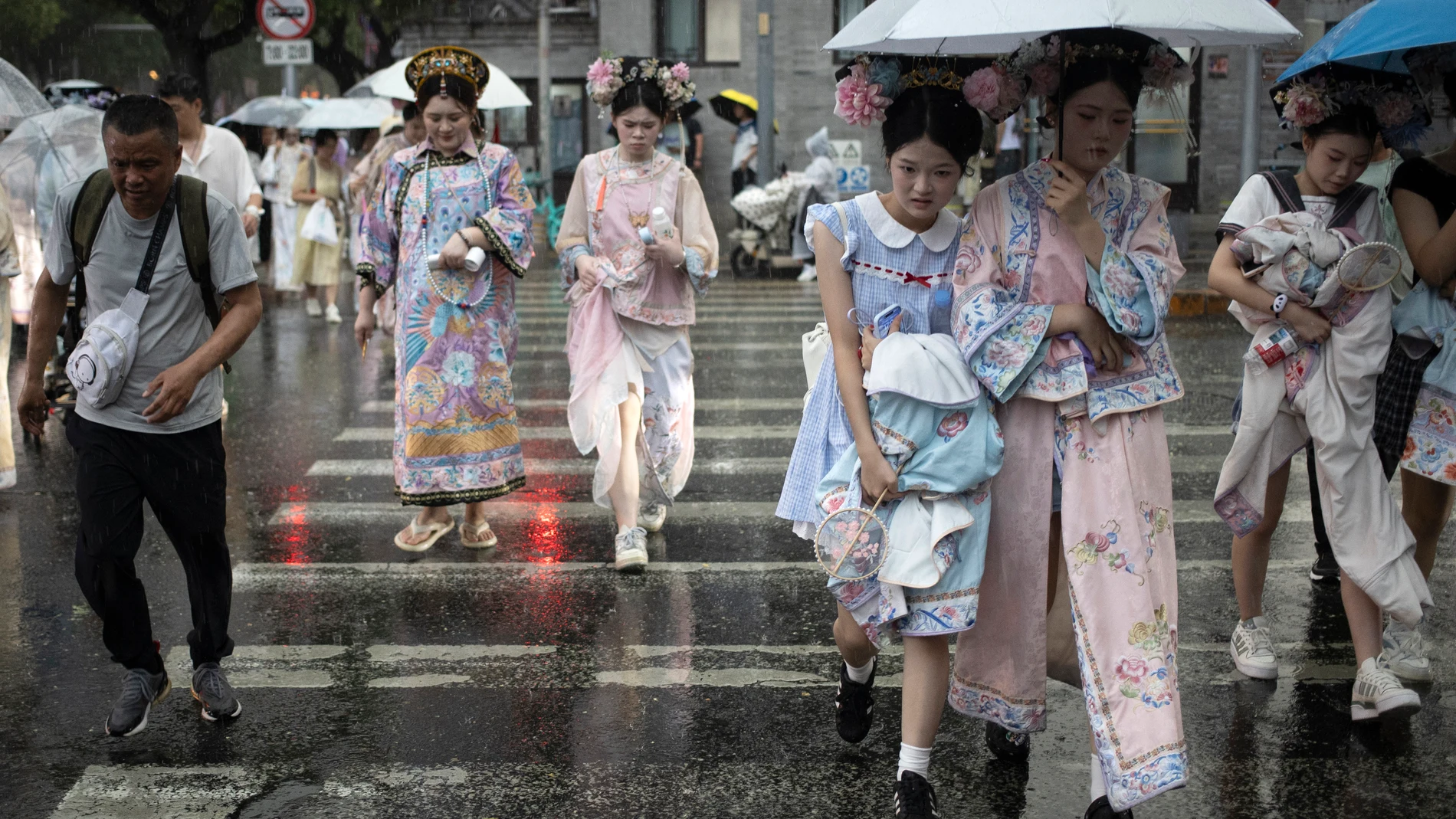 Jóvenes en Pekín vistiendo túnicas superpuestas con zapatillas deportivas