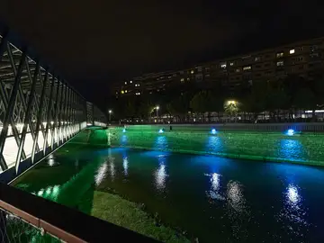 Los 61 proyectores led proyectan una luz azul Los 61 proyectores led proyectan una luz azul