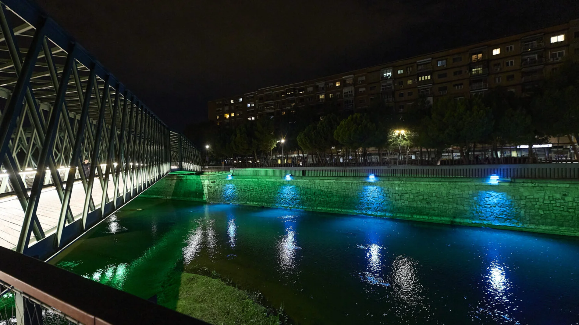 Los 61 proyectores led proyectan una luz azul