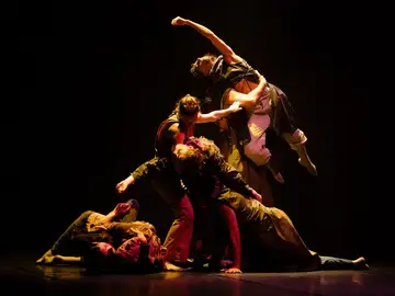 El coreógrafo, bailarín y director Mario Bermúdez invita al espectador a navegar en un viaje sensorial entre la comunidad y el individuo El coreógrafo, bailarín y director Mario Bermúdez invita al espectador a navegar en un viaje sensorial entre la comunidad y el individuo