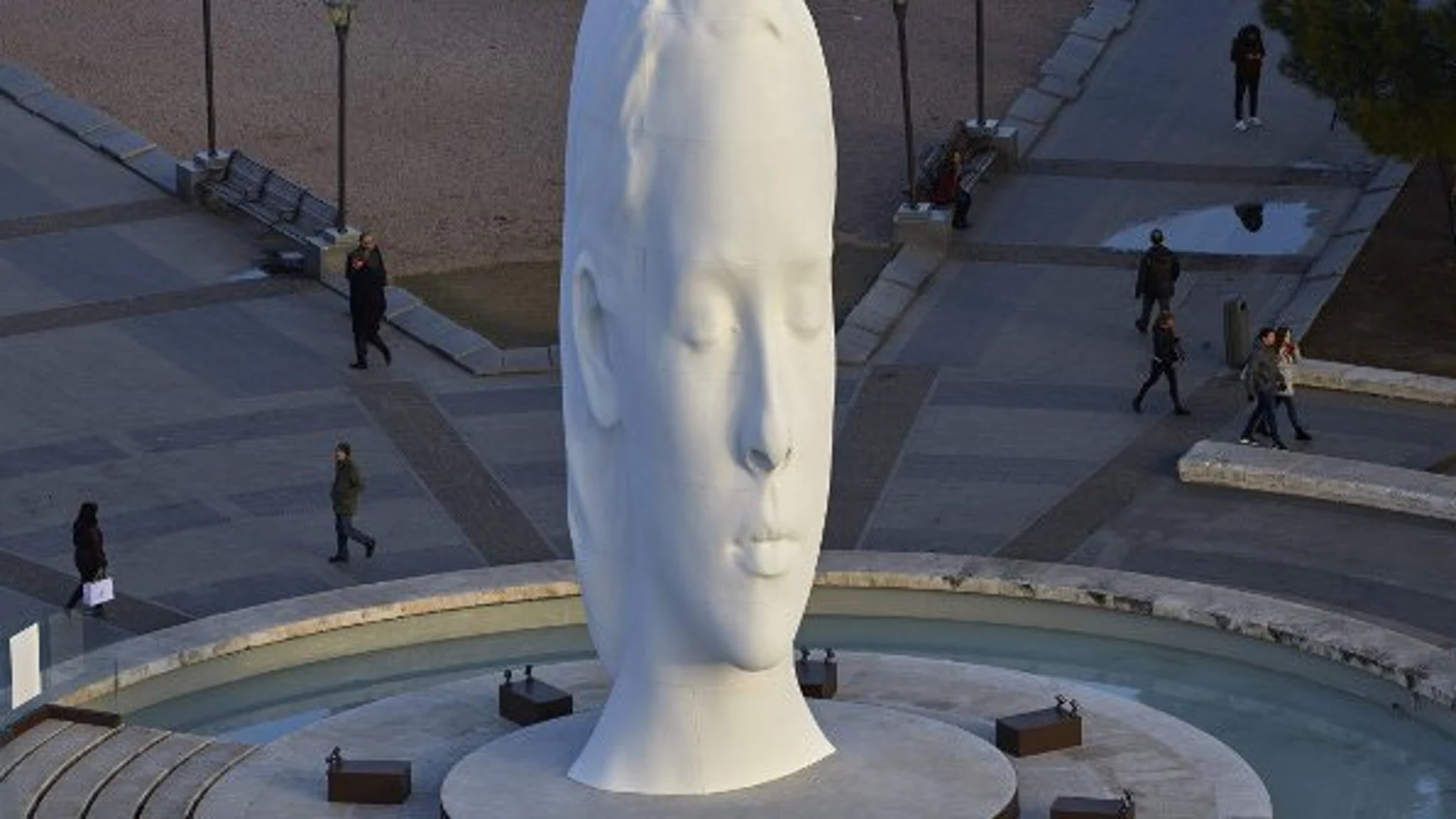 Imagen de la escultura de Jaume Plensa, "Julia", situada en la Plaza de Colón