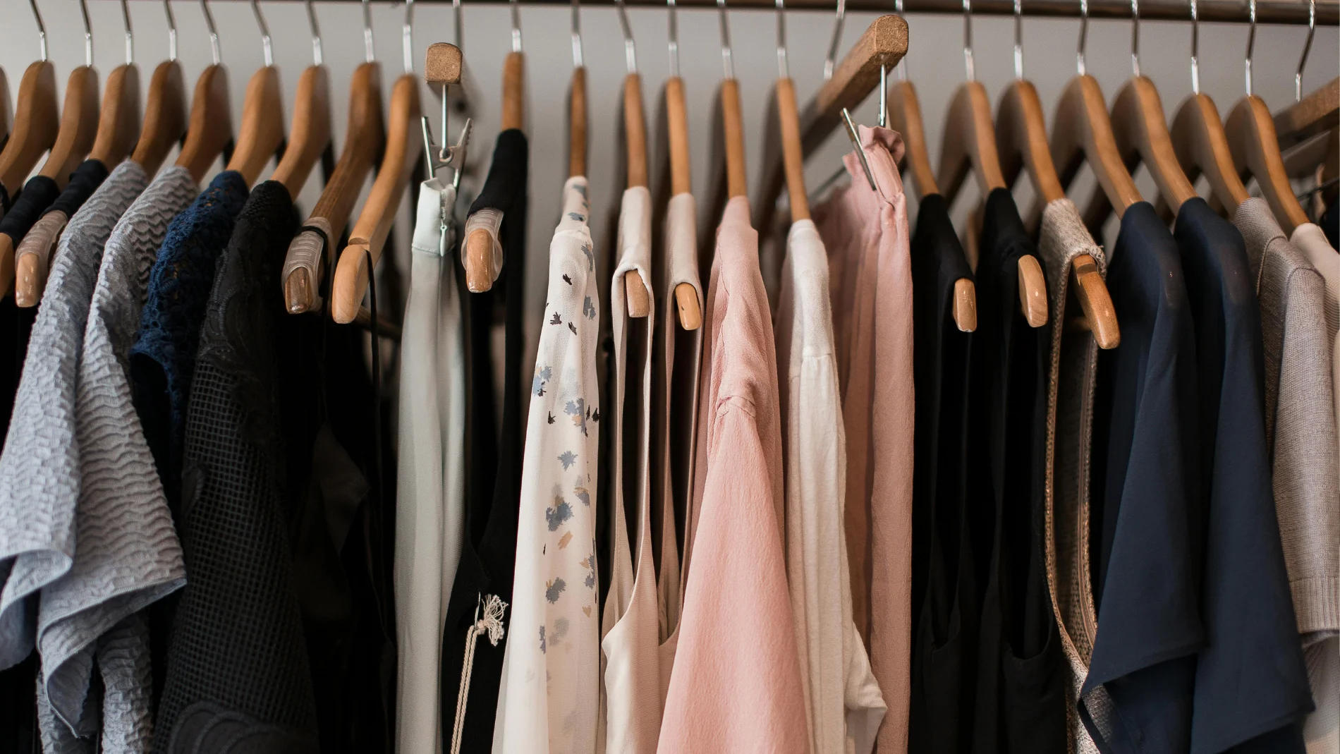 Así es la técnica de la percha invertida: el truco definitivo para tener tu armario organizado